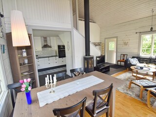 offenes Wohnzimmer mit Esstisch