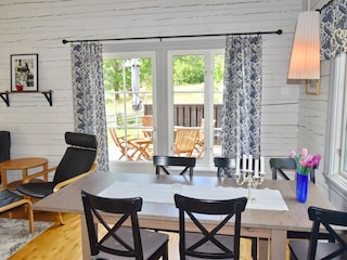 Esstisch und Ausgang zur Terrasse