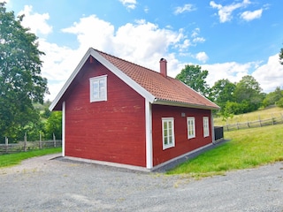 Garten und Parkplatz neben dem Haus