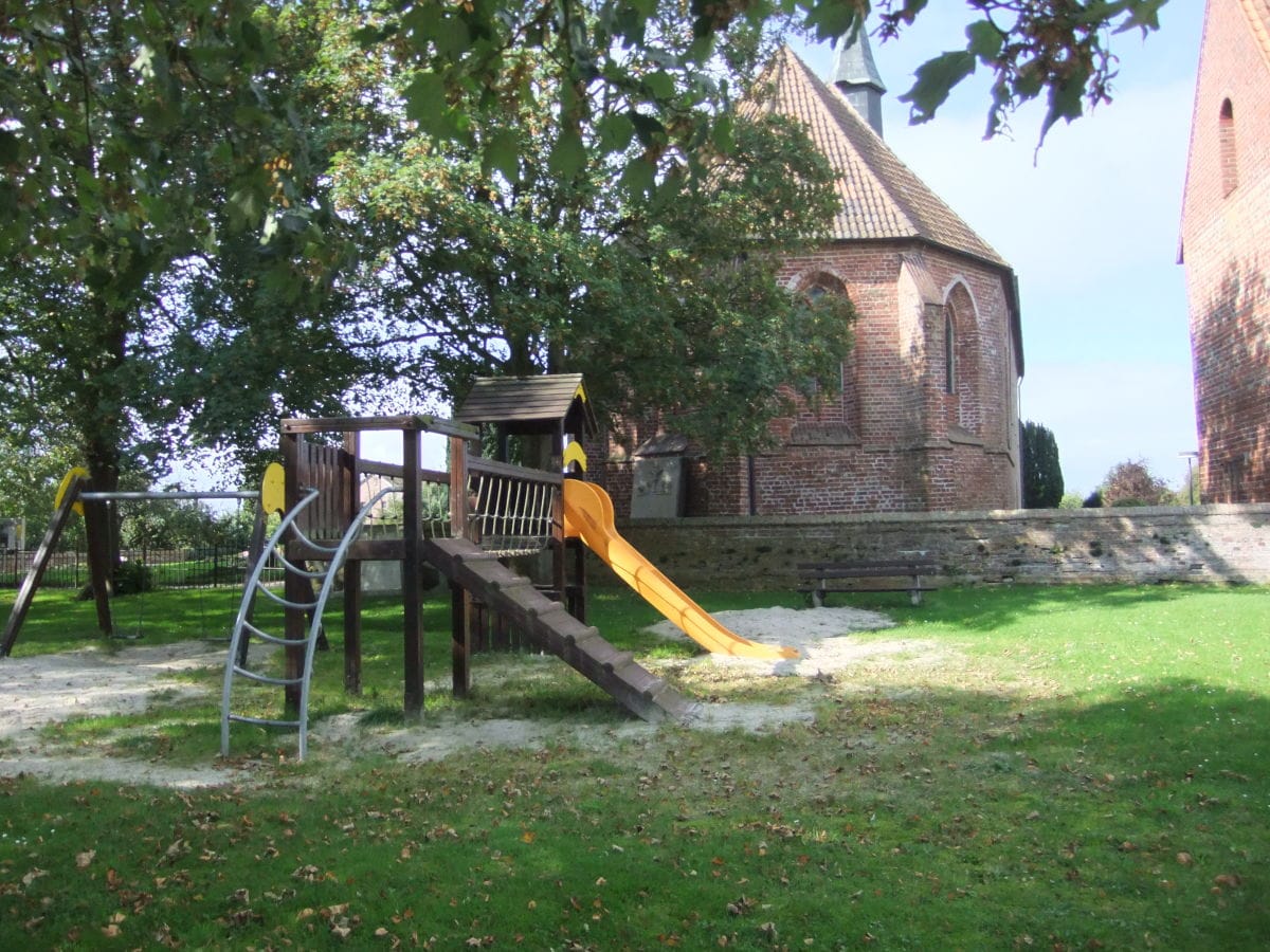 Spielplatz und Kirche gegenüber