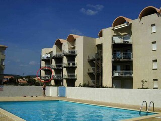 Blick über den Pool auf die Ferienwohnung