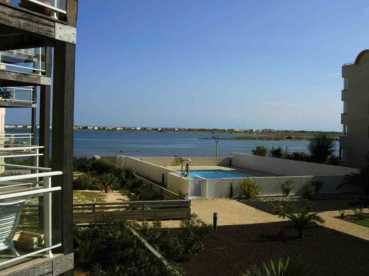 Blick vom Balkon über den Pool auf die Außenlagune