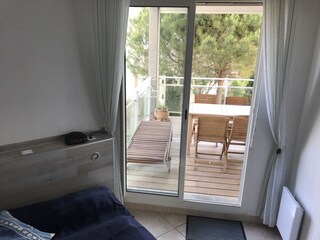 Blick aus Schlafzimmer 2 auf den Balkon