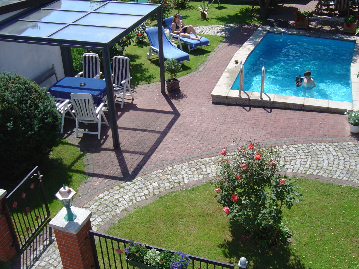 Swimmingpool und Sitzgelegenheiten