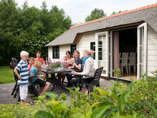 Menschen, die sich vor einem Haus entspannen.