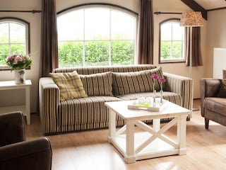 Geräumiges Wohnzimmer