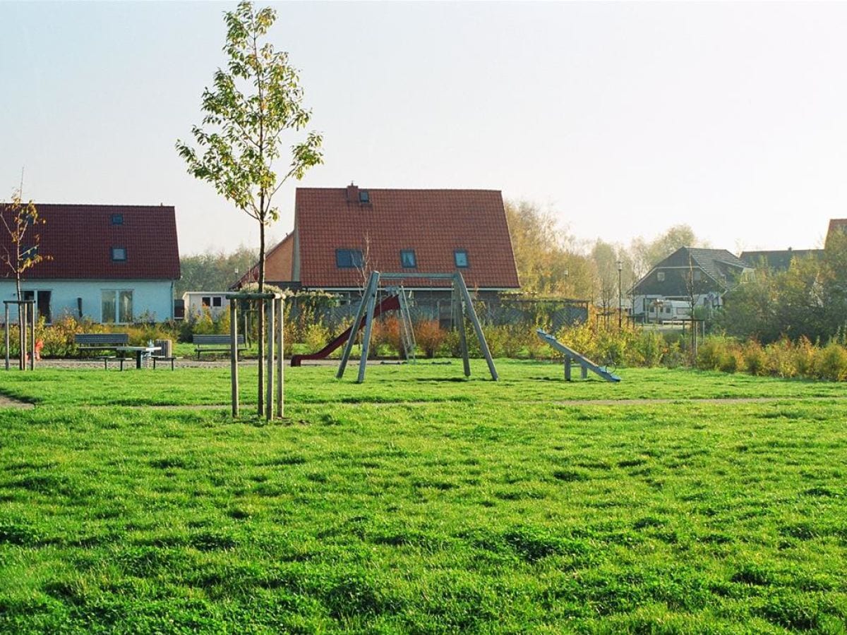 Spielplatz unmittelbar hinter dem Haus