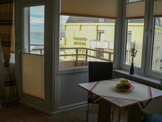Essplatz mit Blick auf Promenade und Strand