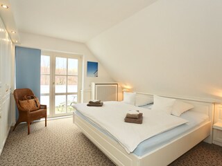 Schlafzimmer 2 OG mit Balkon