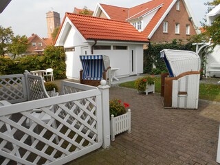 Gartenansicht mit altem Leuchtturm