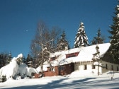 Außenansicht Winter mit Garten