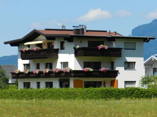 Unser Haus, am Ortsrand von Wiesen umgeben