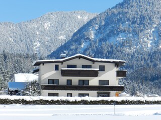 Die Loipe führt im Winter direkt an unserem Haus vorbei