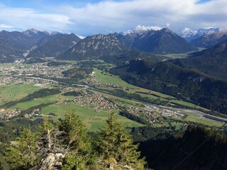 Blick vom Hahnenkamm a.d. Talkesse von Reutte