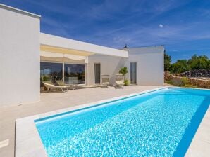 Villa Menta IV mit Pool