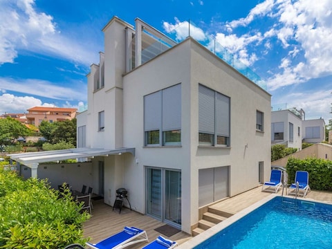 Villa Luxurious villa DRAZINE with heated pool and jacuzzi