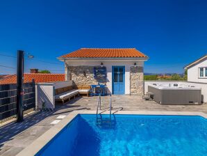 Ferienhaus Kuntenta mit privatem Pool und Whirlpool