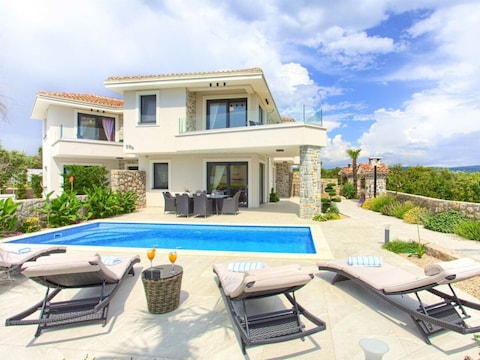 Villa Luxus-Ferienhaus Bella mit privatem Pool