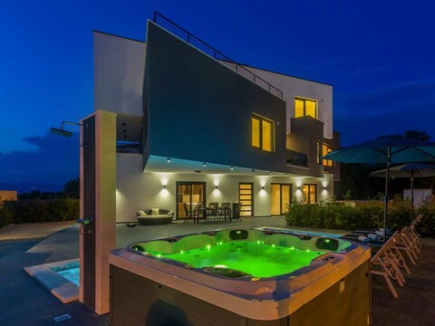 Apartamento de lujo NOA con piscina y bañera de hidromasaje