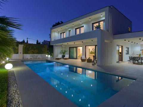 Villa LUMINOSA with outdoor and indoor pool and sauna