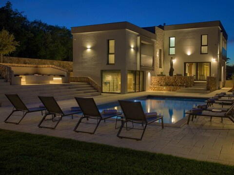 Villa ASTRUM con piscina cubierta y al aire libre climatizada, jacuzzi y sauna