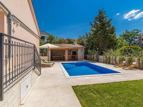 Ferienhaus Maslina mit Pool