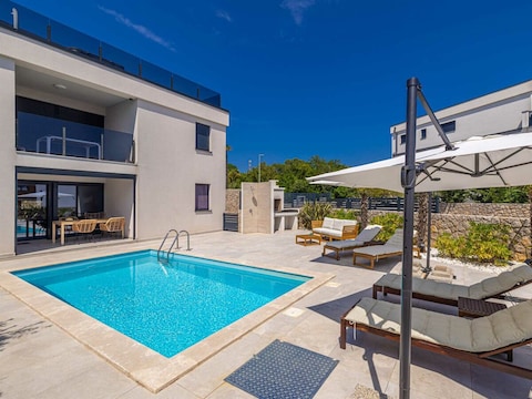 Apartment SEA LA VIE with swimming pool