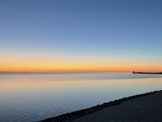 Sonnenuntergang an der Strandpromenade
