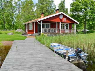 Blick vom Boots- und Badesteg auf das Haus