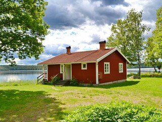 Blick über das Wiesengrundstück auf das Haus