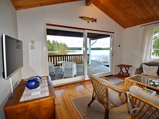 Blick aus dem Wohnraum über die Veranda zum See