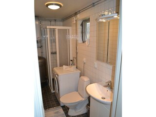 Badezimmer mit WC, Dusche und Waschmaschine