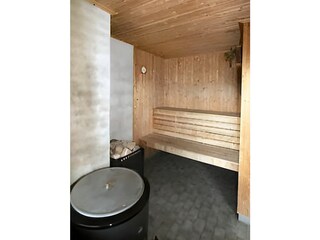 die hauseigene, holzbefeuerte Sauna