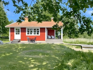 Seitenansicht mit überdachter Veranda u. Sonnenterrasse