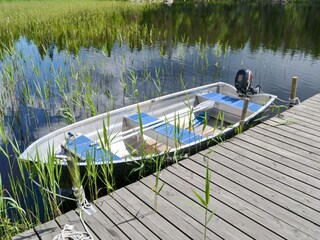 das hauseigene Boot mit Außenbordmotor (inklusive!)