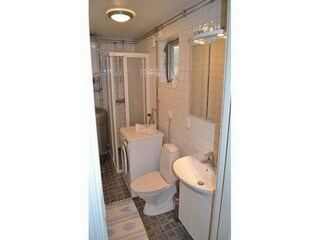 Badezimmer mit WC, Dusche und Waschmaschine
