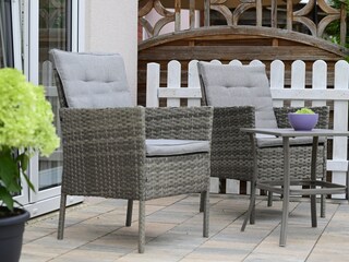 Terrasse mit Gartenmöbeln