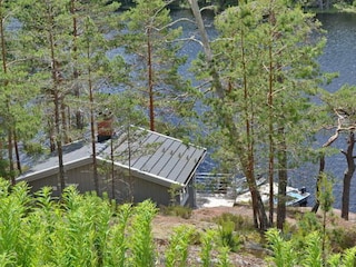 Blick vom Haupthaus zum Saunahaus am See