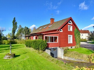 Blick aus dem Garten auf das Haus