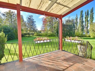 Blick von der Veranda in den Garten