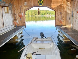 Bootshaus mit kleinem Motorboot (inklusive)
