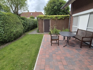 Terrasse mit Fahrradhaus