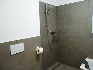 mit separater Dusche ..