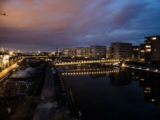 Magische Abendlichter im Hafen Offenbach