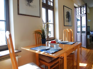 Blick von der Küchenzeile zum Essplatz und zum Balkon
