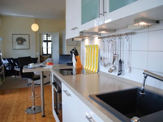 Blick von der Küche in den Wohnraum