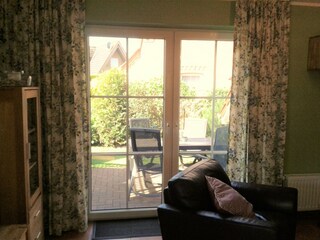 Wohnzimmer mit Zugang zur Terrasse