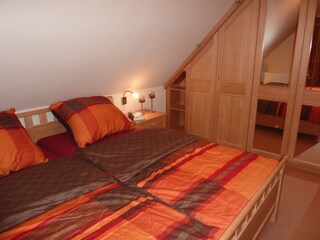 erstes Schlafzimmer mit Doppelbett