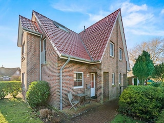 Eingangsbereich mit zweiter Terrasse vor dem Haus