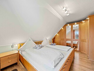 erstes Schlafzimmer mit Doppelbett